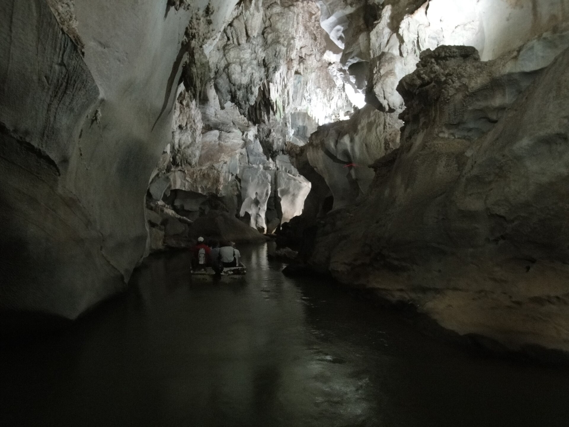Entrada a una cueva natural en Santander